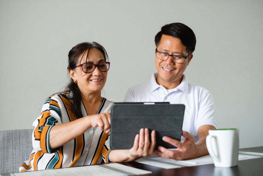 couple-use-a-tablet-together