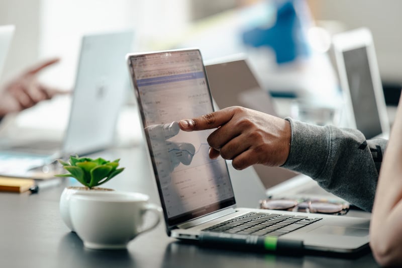 man-pointing-at-laptop-screen-analytics