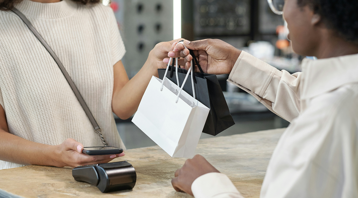 What Makes Good Customer Service in Retail? Examples and Tips